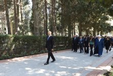 Prezident İlham Əliyev və xanımı ümummilli lider Heydər Əliyevin məzarını ziyarət ediblər  (ƏLAVƏ OLUNUB) (FOTO)