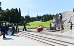 Prezident İlham Əliyev və xanımı ümummilli lider Heydər Əliyevin məzarını ziyarət ediblər  (ƏLAVƏ OLUNUB) (FOTO)