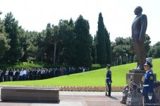 Azərbaycan ictimaiyyəti ümummilli lider Heydər Əliyevin anadan olmasının 93-cü ildönümünü qeyd edir (FOTO)