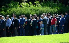 Azərbaycan ictimaiyyəti ümummilli lider Heydər Əliyevin anadan olmasının 93-cü ildönümünü qeyd edir (FOTO)