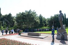 Azərbaycan ictimaiyyəti ümummilli lider Heydər Əliyevin anadan olmasının 93-cü ildönümünü qeyd edir (FOTO)