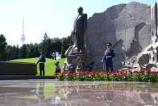 Azərbaycan ictimaiyyəti ümummilli lider Heydər Əliyevin anadan olmasının 93-cü ildönümünü qeyd edir (FOTO)