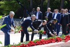 Azərbaycan ictimaiyyəti ümummilli lider Heydər Əliyevin anadan olmasının 93-cü ildönümünü qeyd edir (FOTO)