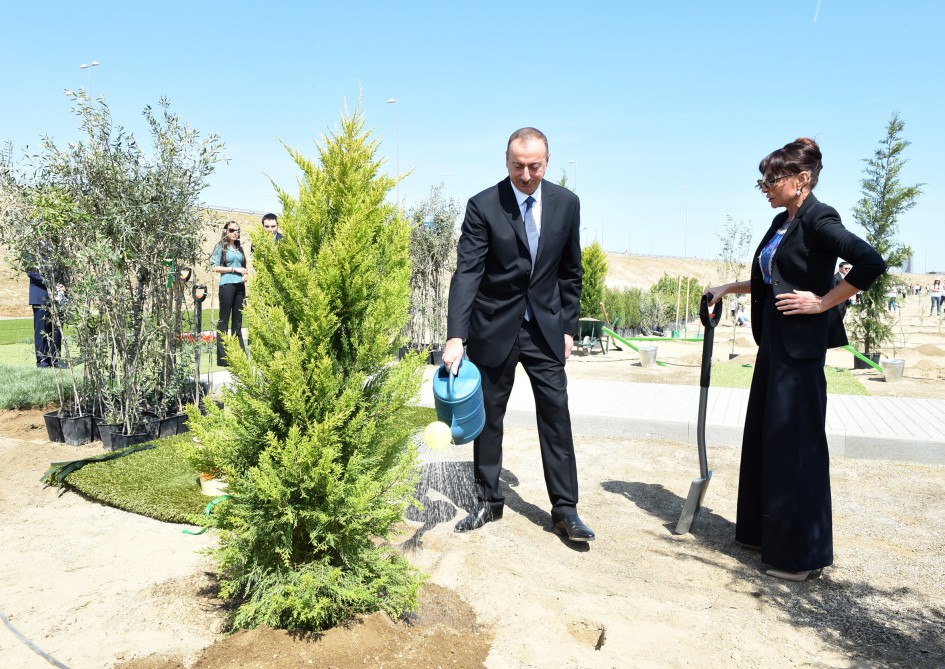 İlham Əliyev və xanımı Ulu öndər Heydər Əliyevin doğum gününə həsr olunmuş ağacəkmə kampaniyasında iştirak ediblər (FOTO)