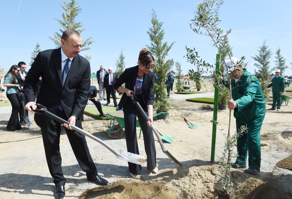 İlham Əliyev və xanımı Ulu öndər Heydər Əliyevin doğum gününə həsr olunmuş ağacəkmə kampaniyasında iştirak ediblər (FOTO)