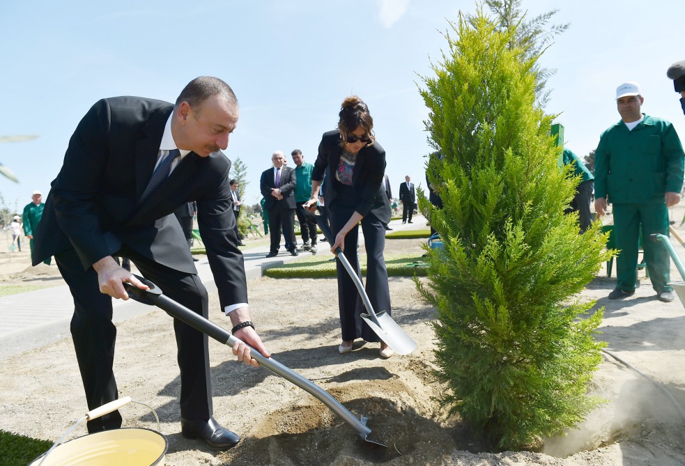 İlham Əliyev və xanımı Ulu öndər Heydər Əliyevin doğum gününə həsr olunmuş ağacəkmə kampaniyasında iştirak ediblər (FOTO)