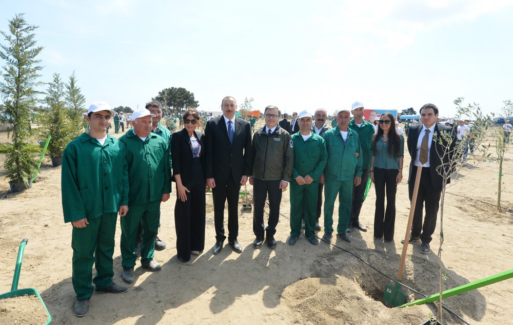 İlham Əliyev və xanımı Ulu öndər Heydər Əliyevin doğum gününə həsr olunmuş ağacəkmə kampaniyasında iştirak ediblər (FOTO)