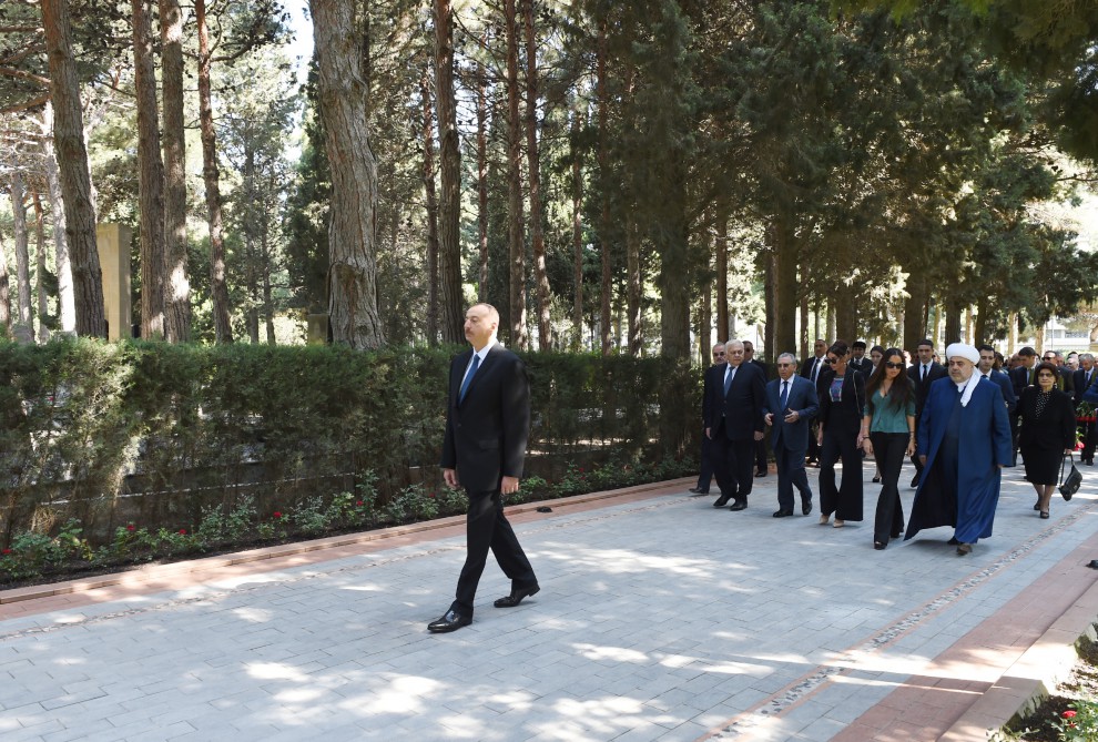 Prezident İlham Əliyev və xanımı ümummilli lider Heydər Əliyevin məzarını ziyarət ediblər (ƏLAVƏ OLUNUB) (FOTO)