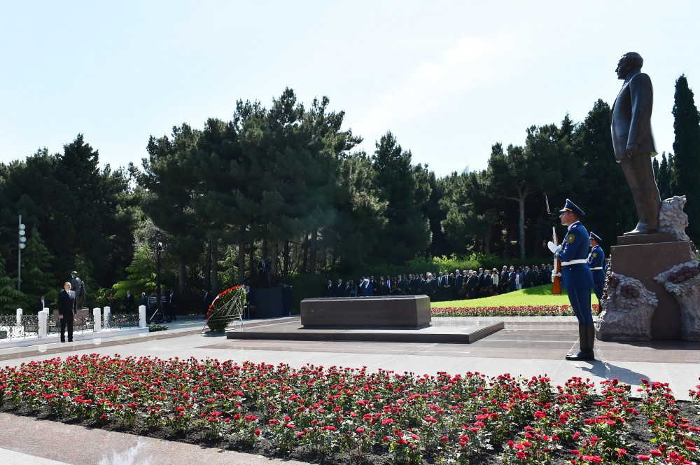 Prezident İlham Əliyev və xanımı ümummilli lider Heydər Əliyevin məzarını ziyarət ediblər  (ƏLAVƏ OLUNUB) (FOTO)