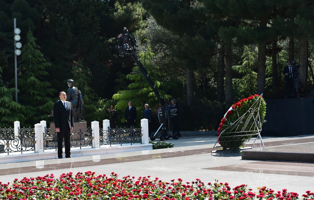 Prezident İlham Əliyev və xanımı ümummilli lider Heydər Əliyevin məzarını ziyarət ediblər  (ƏLAVƏ OLUNUB) (FOTO)
