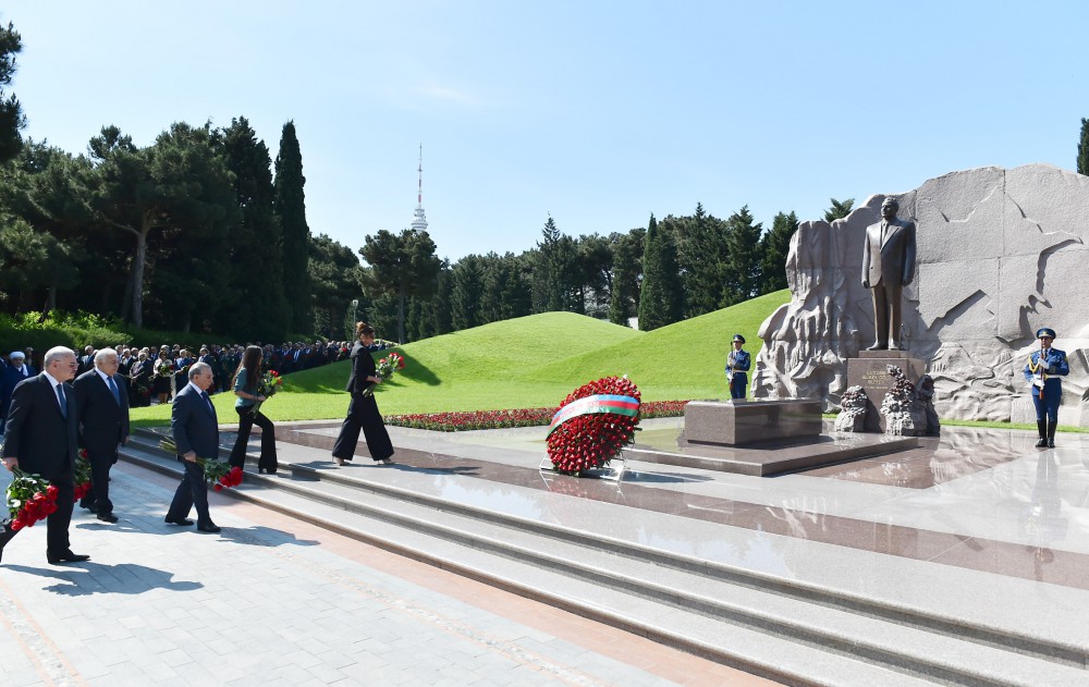 Prezident İlham Əliyev və xanımı ümummilli lider Heydər Əliyevin məzarını ziyarət ediblər  (ƏLAVƏ OLUNUB) (FOTO)