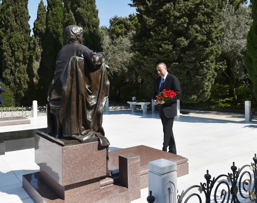 Prezident İlham Əliyev və xanımı ümummilli lider Heydər Əliyevin məzarını ziyarət ediblər  (ƏLAVƏ OLUNUB) (FOTO)