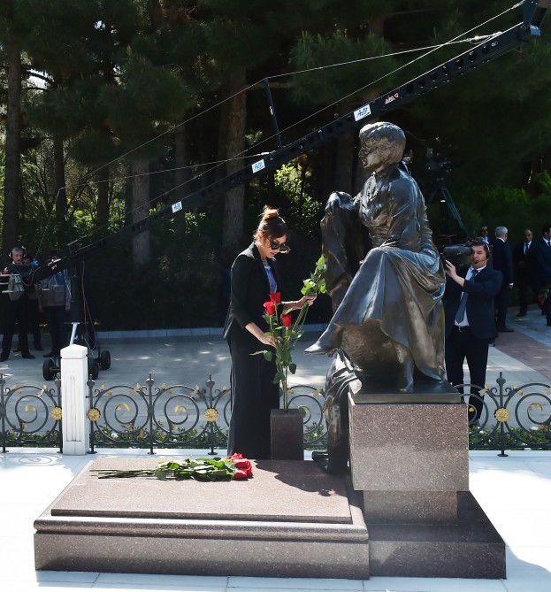 Prezident İlham Əliyev və xanımı ümummilli lider Heydər Əliyevin məzarını ziyarət ediblər  (ƏLAVƏ OLUNUB) (FOTO)
