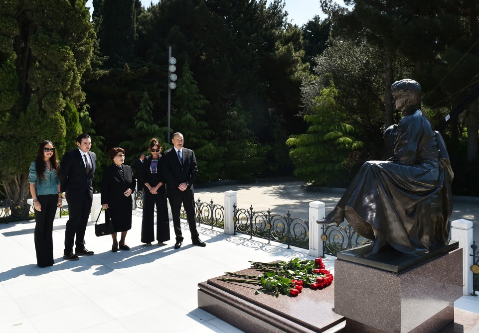 Prezident İlham Əliyev və xanımı ümummilli lider Heydər Əliyevin məzarını ziyarət ediblər  (ƏLAVƏ OLUNUB) (FOTO)