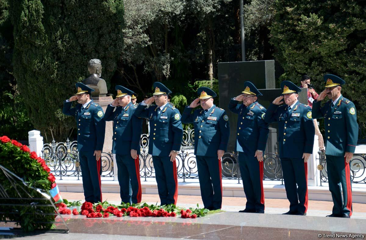 Azərbaycan ictimaiyyəti ümummilli lider Heydər Əliyevin anadan olmasının 93-cü ildönümünü qeyd edir (FOTO)