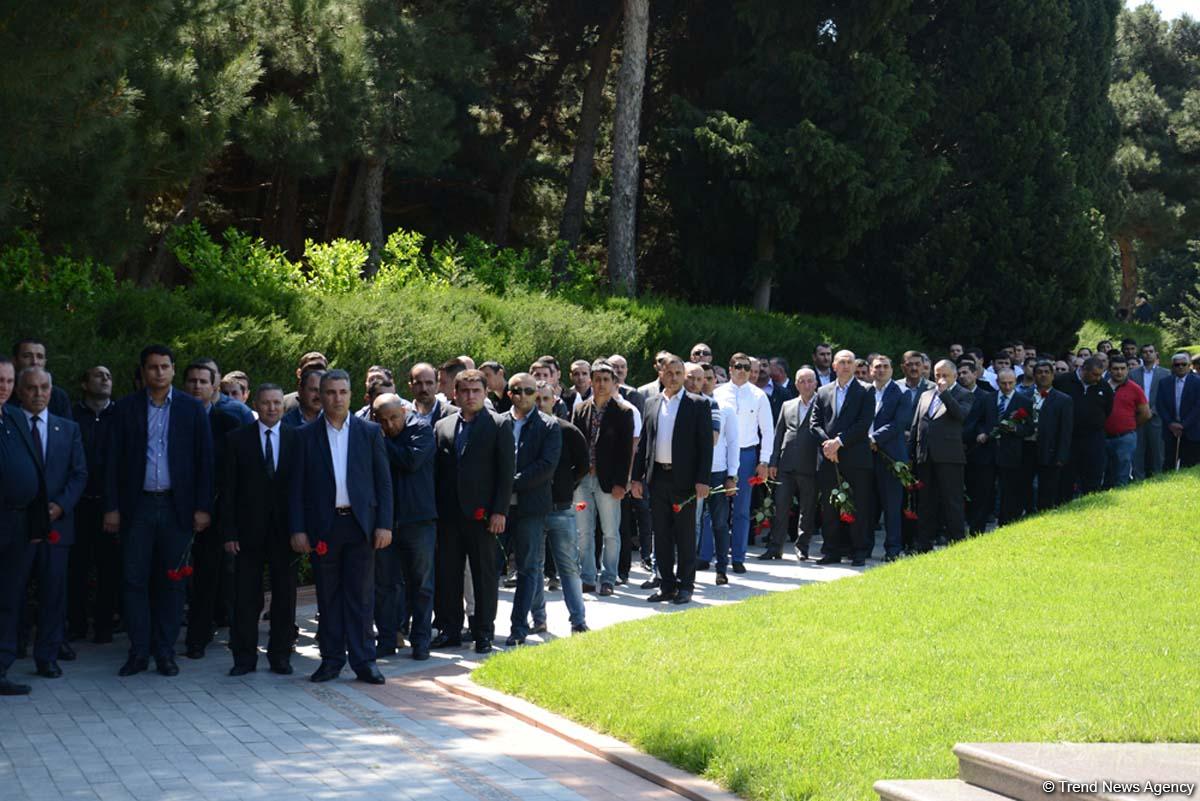 Azərbaycan ictimaiyyəti ümummilli lider Heydər Əliyevin anadan olmasının 93-cü ildönümünü qeyd edir (FOTO)