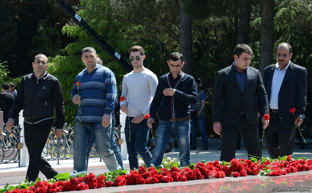 Azərbaycan ictimaiyyəti ümummilli lider Heydər Əliyevin anadan olmasının 93-cü ildönümünü qeyd edir (FOTO)