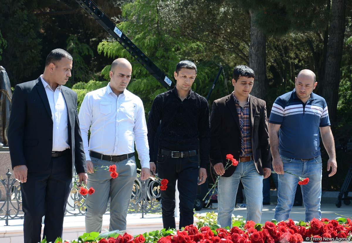 Azərbaycan ictimaiyyəti ümummilli lider Heydər Əliyevin anadan olmasının 93-cü ildönümünü qeyd edir (FOTO)