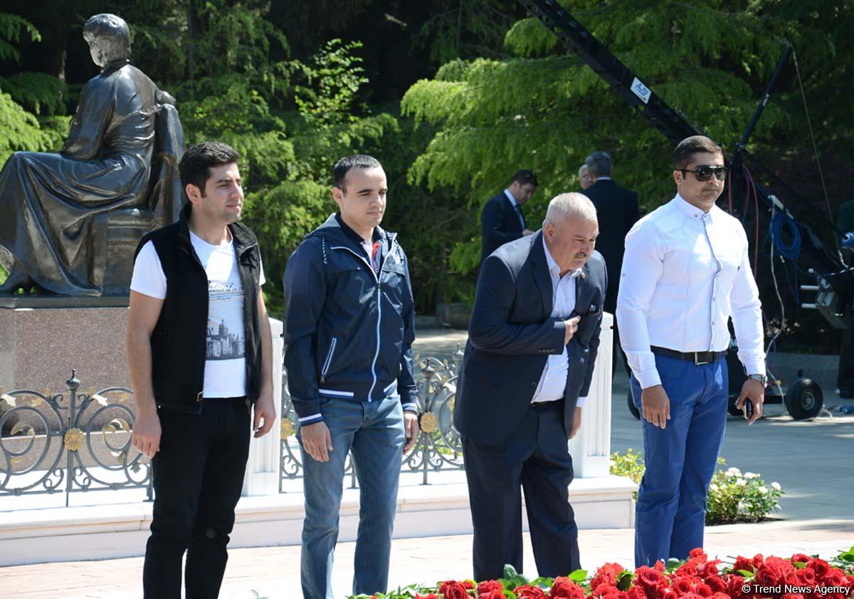 Azərbaycan ictimaiyyəti ümummilli lider Heydər Əliyevin anadan olmasının 93-cü ildönümünü qeyd edir (FOTO)