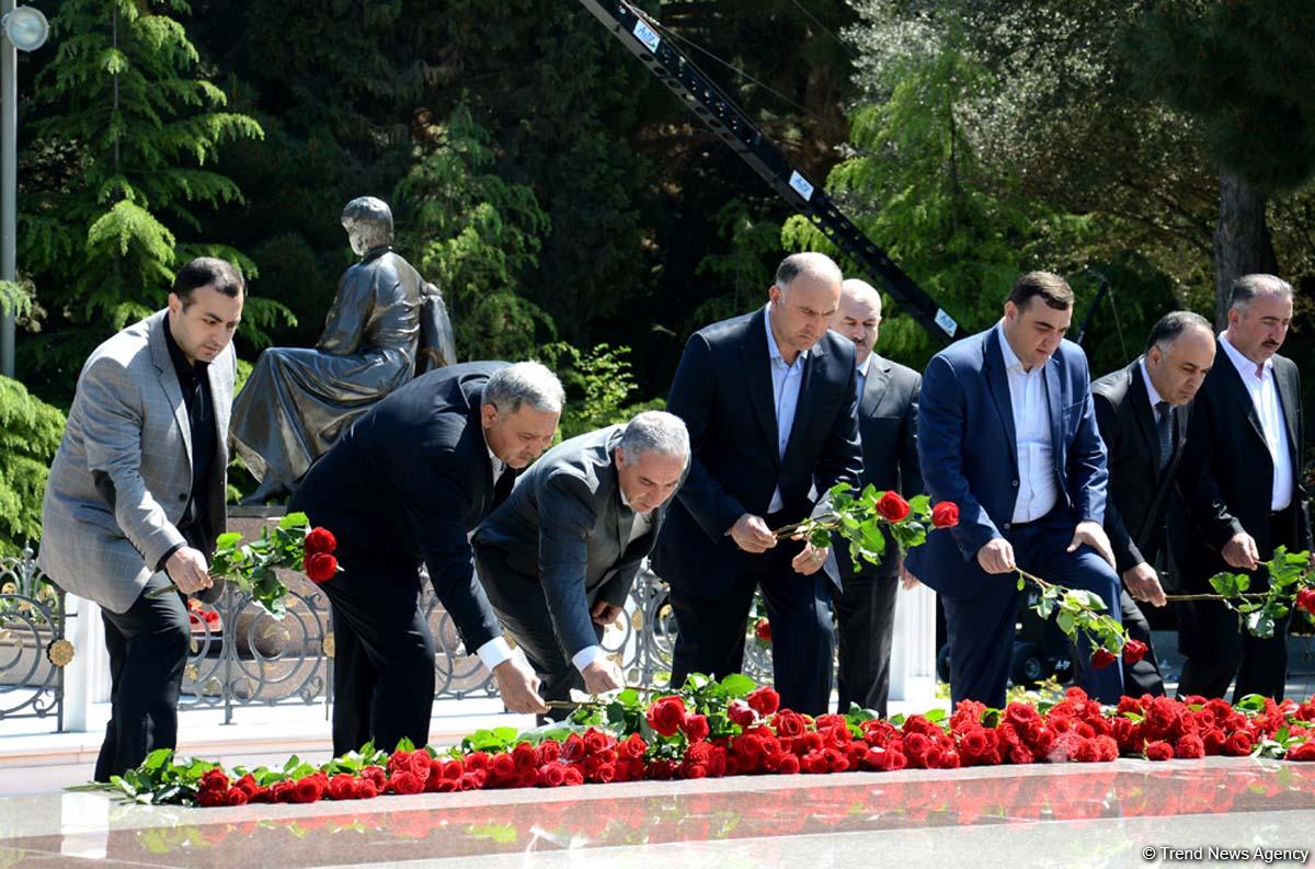 Azərbaycan ictimaiyyəti ümummilli lider Heydər Əliyevin anadan olmasının 93-cü ildönümünü qeyd edir (FOTO)