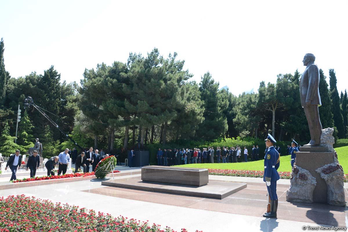 Azərbaycan ictimaiyyəti ümummilli lider Heydər Əliyevin anadan olmasının 93-cü ildönümünü qeyd edir (FOTO)
