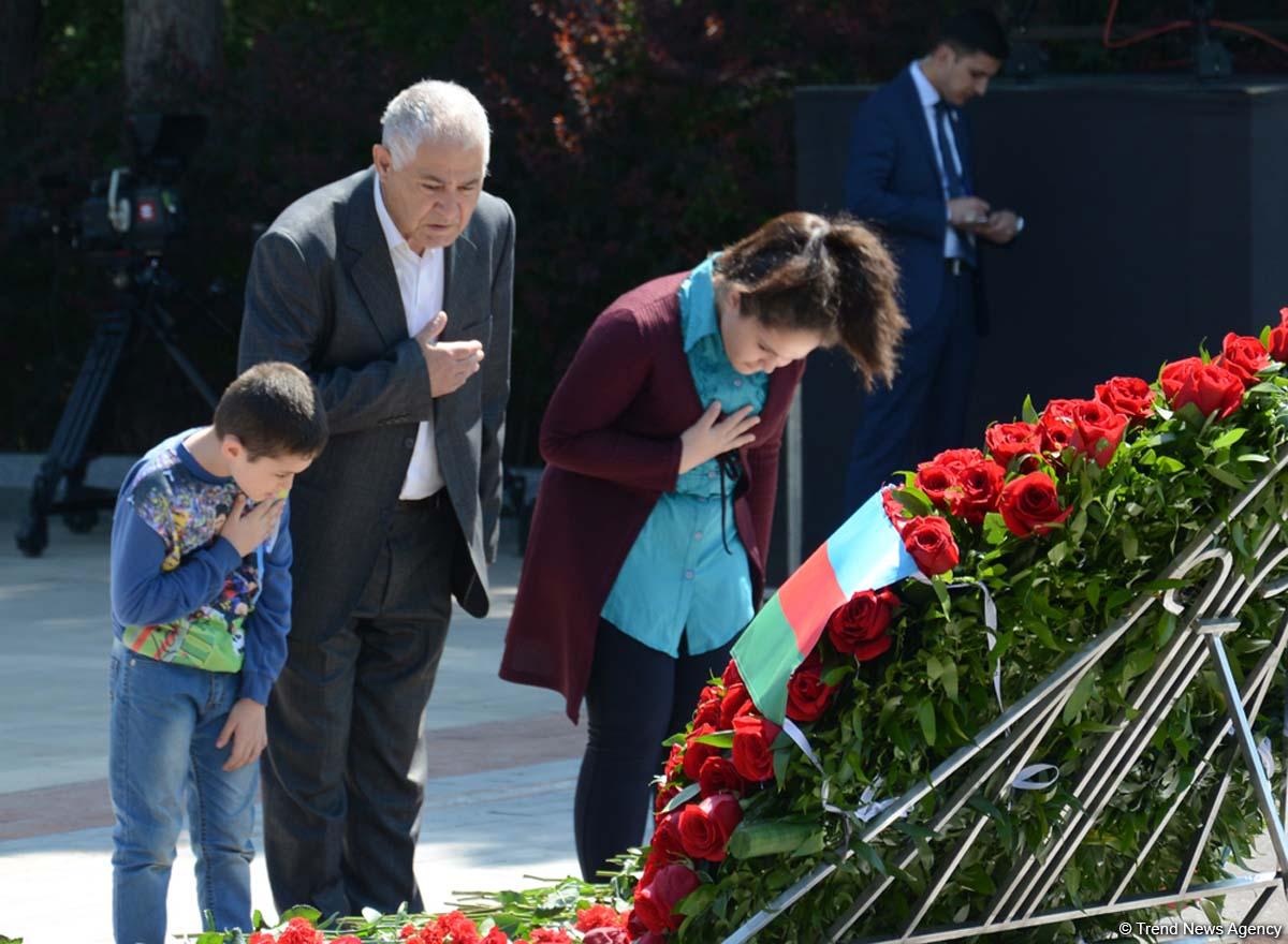Azərbaycan ictimaiyyəti ümummilli lider Heydər Əliyevin anadan olmasının 93-cü ildönümünü qeyd edir (FOTO)