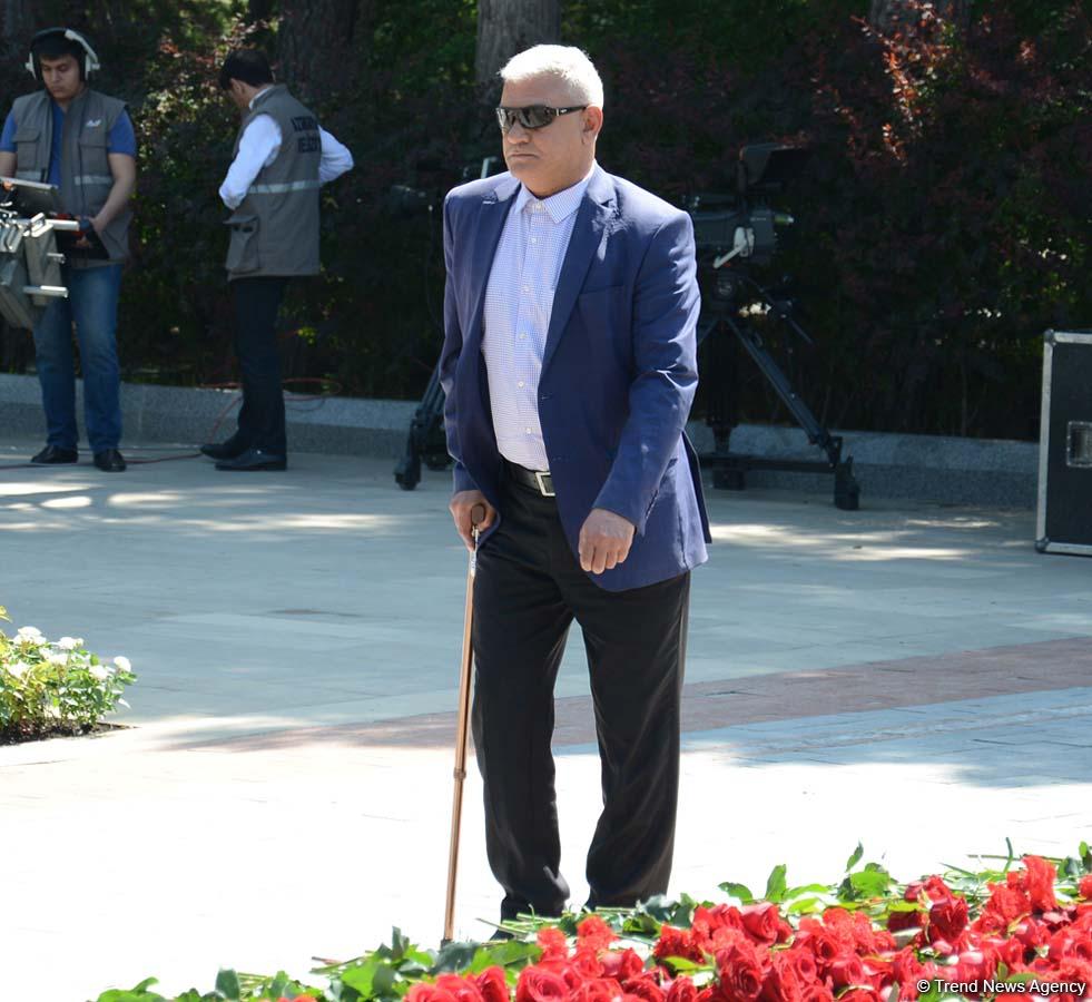 Azərbaycan ictimaiyyəti ümummilli lider Heydər Əliyevin anadan olmasının 93-cü ildönümünü qeyd edir (FOTO)