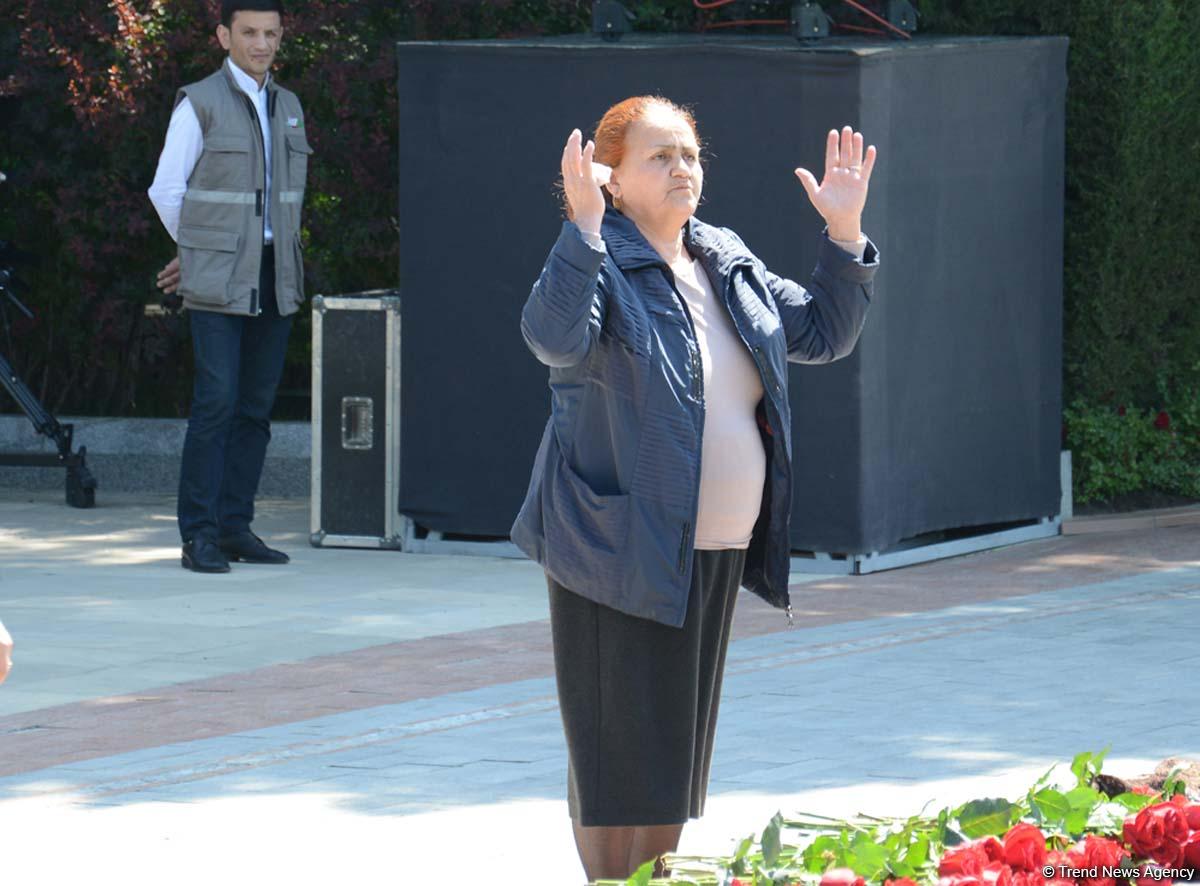 Azərbaycan ictimaiyyəti ümummilli lider Heydər Əliyevin anadan olmasının 93-cü ildönümünü qeyd edir (FOTO)