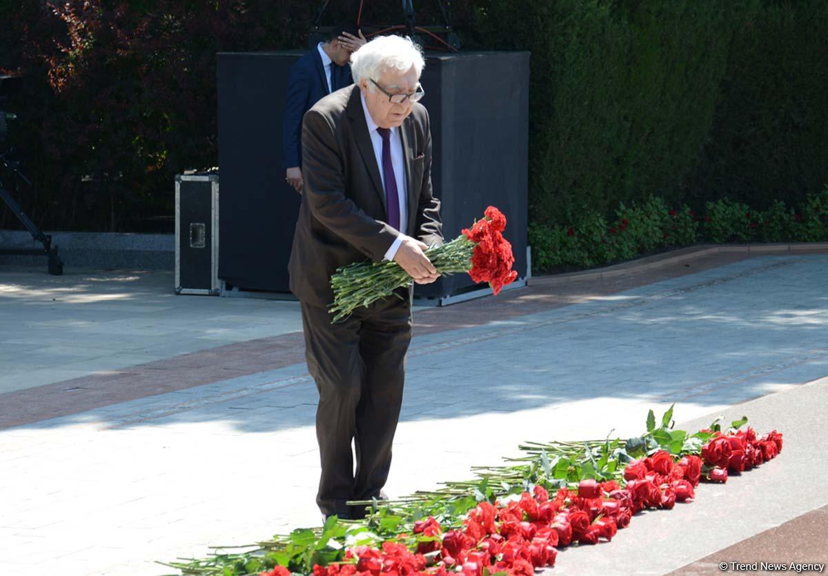 Azərbaycan ictimaiyyəti ümummilli lider Heydər Əliyevin anadan olmasının 93-cü ildönümünü qeyd edir (FOTO)