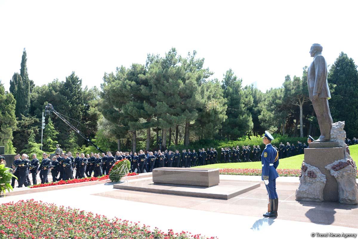 Azərbaycan ictimaiyyəti ümummilli lider Heydər Əliyevin anadan olmasının 93-cü ildönümünü qeyd edir (FOTO)