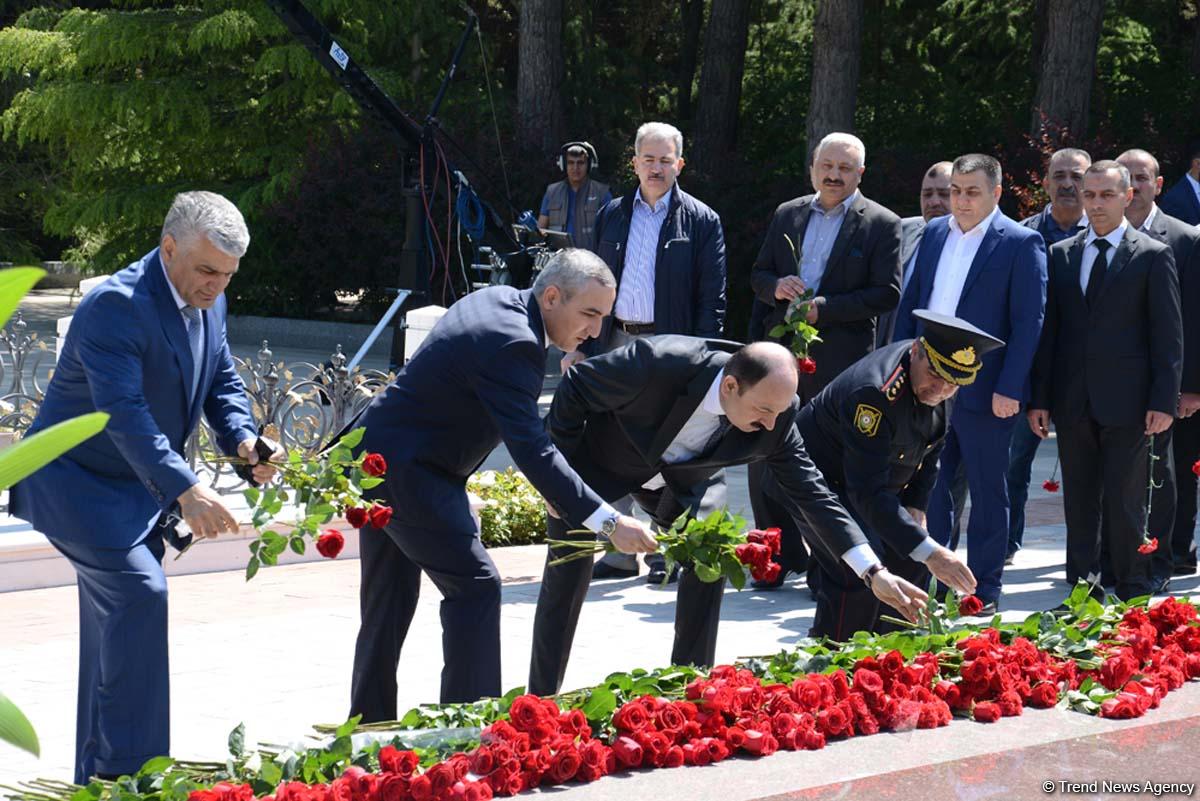 Azərbaycan ictimaiyyəti ümummilli lider Heydər Əliyevin anadan olmasının 93-cü ildönümünü qeyd edir (FOTO)