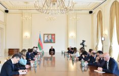 Prezident İlham Əliyev: Hazırda elə bir vaxtdır ki, biz qeyri-neft sektoruna heç vaxt görünməmiş dərəcədə diqqət yetirməliyik (FOTO)