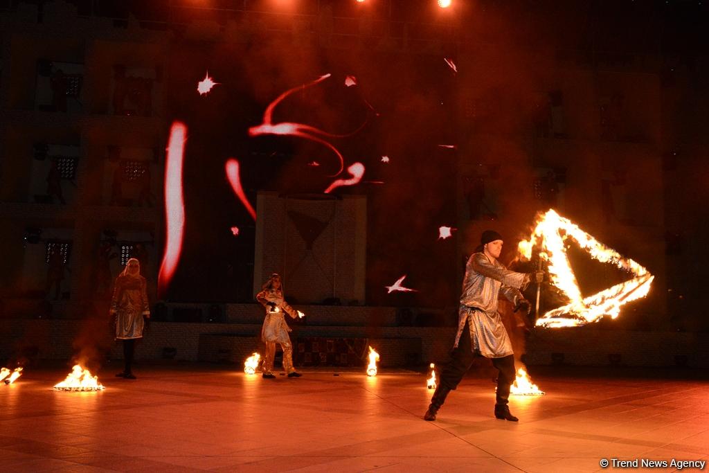 Dördüncü İslam Həmrəylik Oyunlarına geri sayımın başlanması ilə əlaqədar möhtəşəm şou təşkil olunub (FOTO)