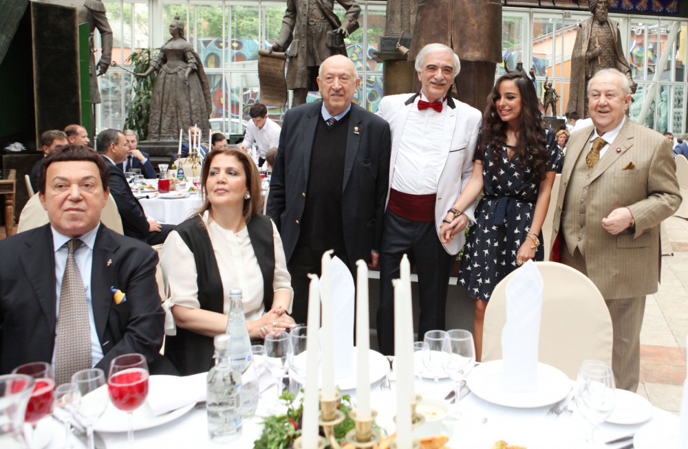 Leyla Əliyeva Rusiya Rəssamlıq Akademiyasında Polad Bülbüloğlunun bürünc heykəlinin təqdimat mərasimində iştirak edib (FOTO)