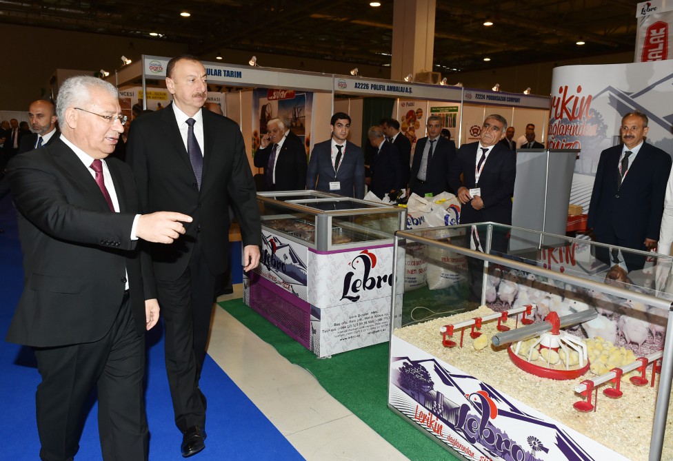 Prezident İlham Əliyev XXII Azərbaycan Beynəlxalq qida sənayesi və X Azərbaycan Beynəlxalq kənd təsərrüfatı sərgiləri ilə tanış olub (FOTO)