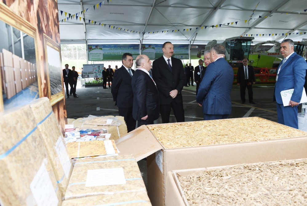 Prezident İlham Əliyev XXII Azərbaycan Beynəlxalq qida sənayesi və X Azərbaycan Beynəlxalq kənd təsərrüfatı sərgiləri ilə tanış olub (FOTO)