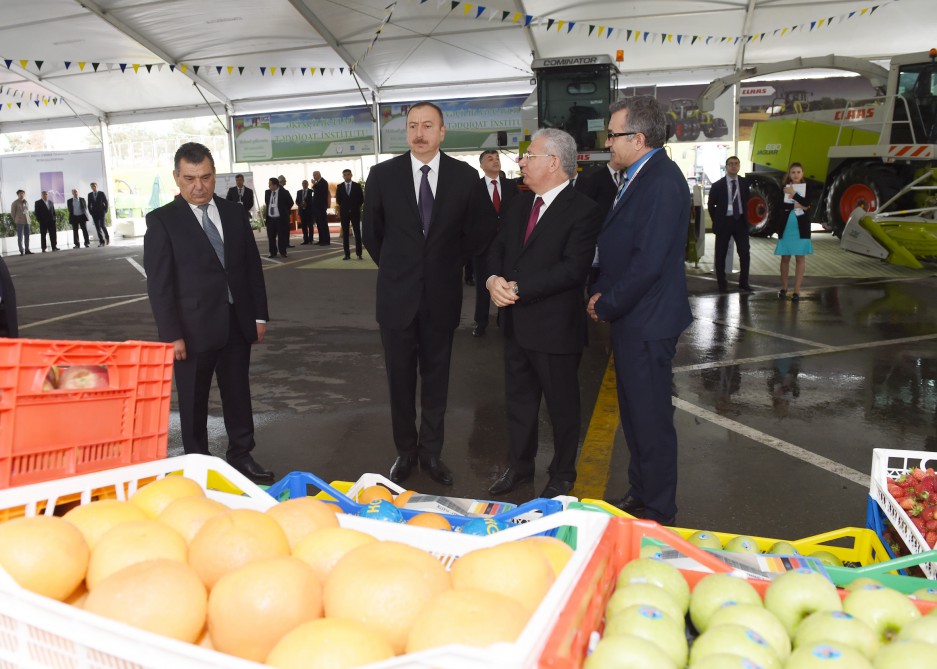 Prezident İlham Əliyev XXII Azərbaycan Beynəlxalq qida sənayesi və X Azərbaycan Beynəlxalq kənd təsərrüfatı sərgiləri ilə tanış olub (FOTO)
