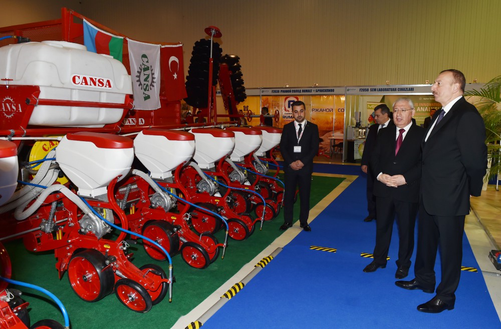 Prezident İlham Əliyev XXII Azərbaycan Beynəlxalq qida sənayesi və X Azərbaycan Beynəlxalq kənd təsərrüfatı sərgiləri ilə tanış olub (FOTO)