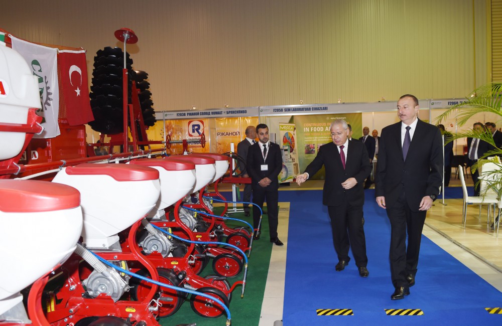 Prezident İlham Əliyev XXII Azərbaycan Beynəlxalq qida sənayesi və X Azərbaycan Beynəlxalq kənd təsərrüfatı sərgiləri ilə tanış olub (FOTO)