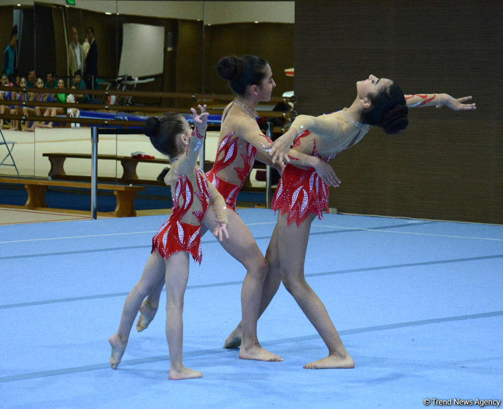 Akrobatika gimnastikası üzrə Azərbaycan və Bakı birinciliyi başlayıb (FOTO)