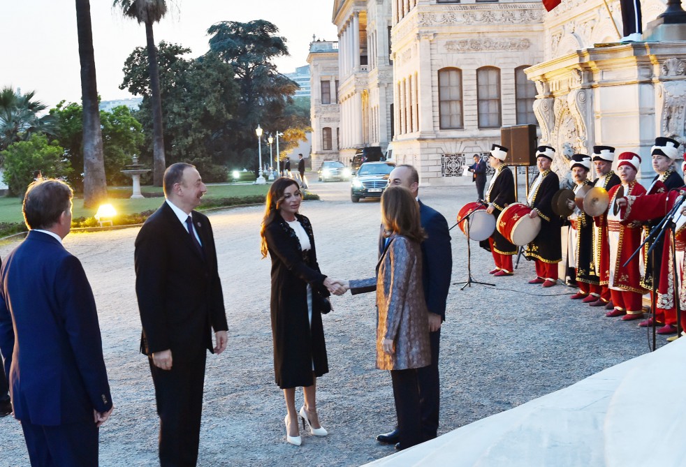 Prezident İlham Əliyev və xanımı Dünya Humanitar Sammitində iştirak edən qonaqların şərəfinə verilən ziyafətdə iştirak ediblər