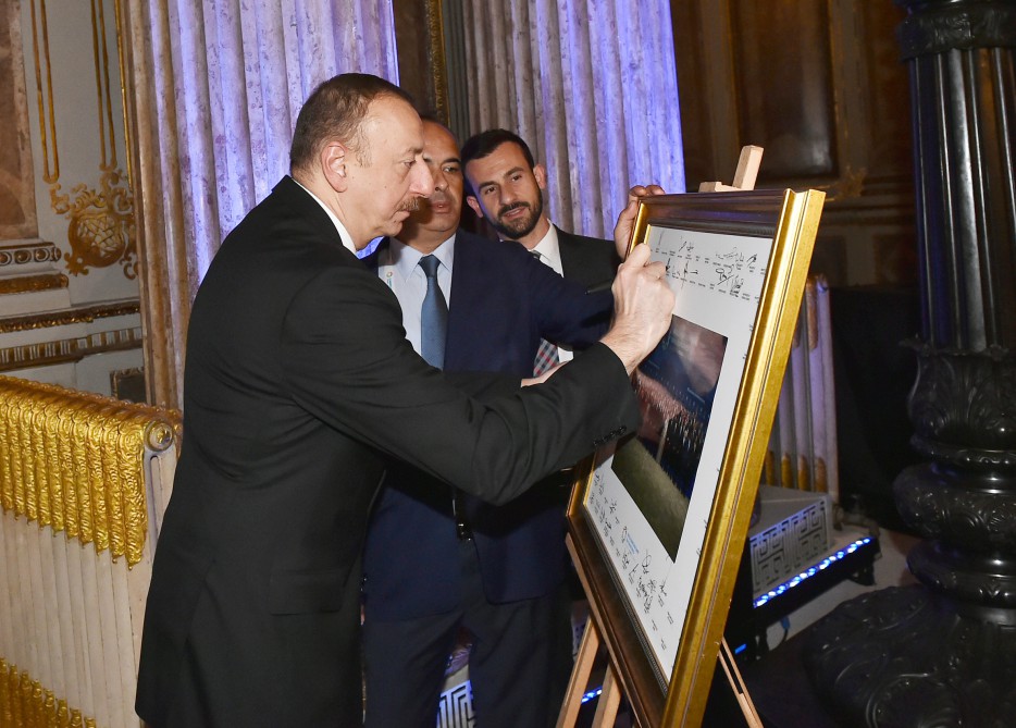 Prezident İlham Əliyev və xanımı Dünya Humanitar Sammitində iştirak edən qonaqların şərəfinə verilən ziyafətdə iştirak ediblər