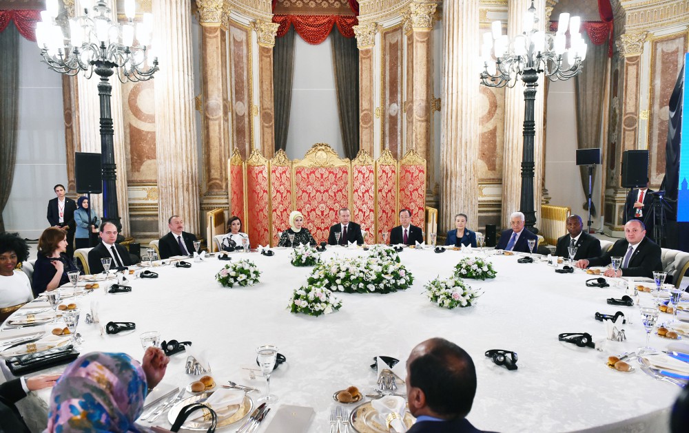 Prezident İlham Əliyev və xanımı Dünya Humanitar Sammitində iştirak edən qonaqların şərəfinə verilən ziyafətdə iştirak ediblər