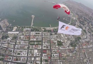 Paraşütçülər Bakı səmasında (FOTO)