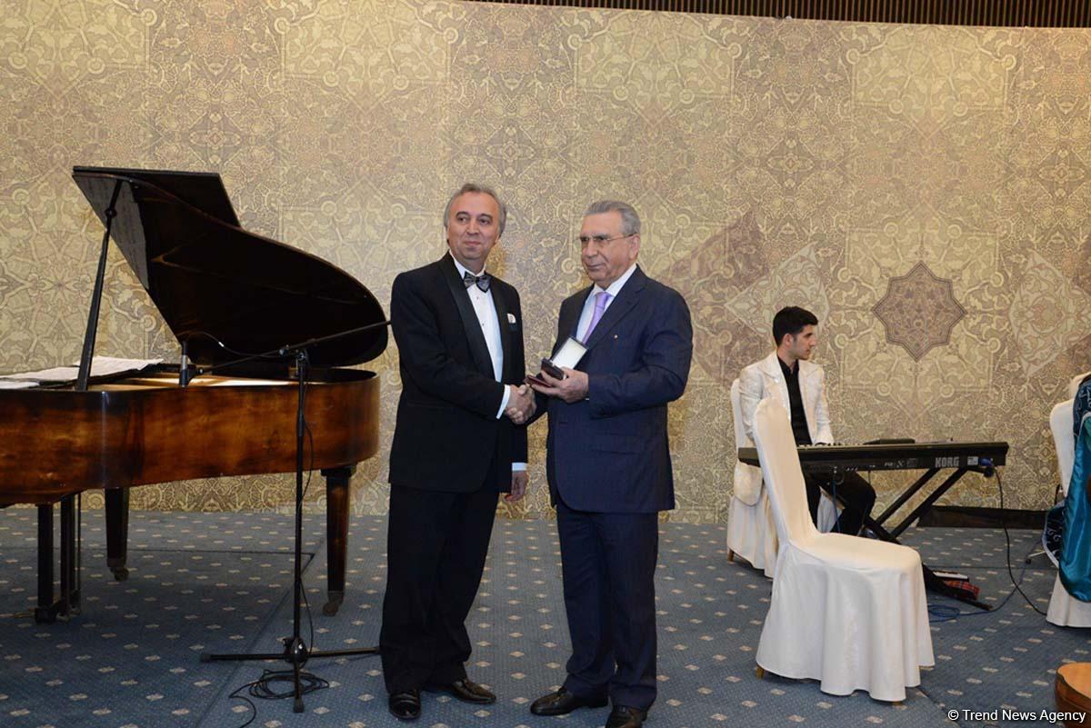 Azərbaycan diasporunun inkişafında xidmətləri olan şəxslərə mükafatlar təqdim edilib (FOTO)