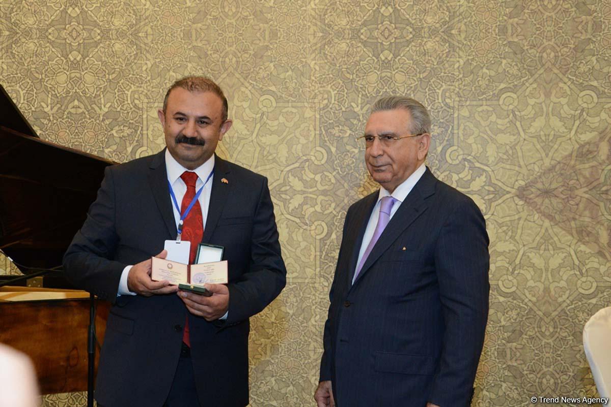 Azərbaycan diasporunun inkişafında xidmətləri olan şəxslərə mükafatlar təqdim edilib (FOTO)