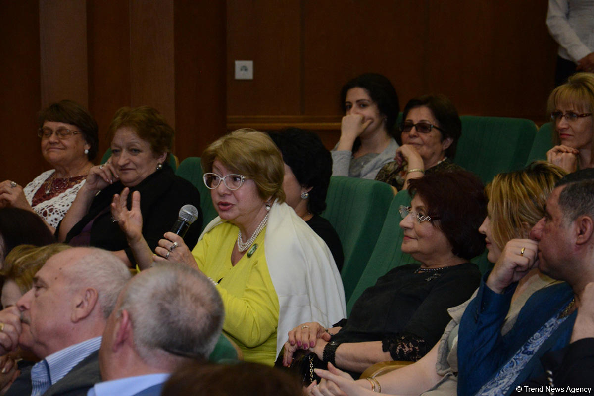 "ÜNS" Yaradıcılıq Səhnəsi tanınmış teatr rejissoru Roman Viktyukun qeyri-adi yaradıcılıq gecəsini keçirib (FOTO)