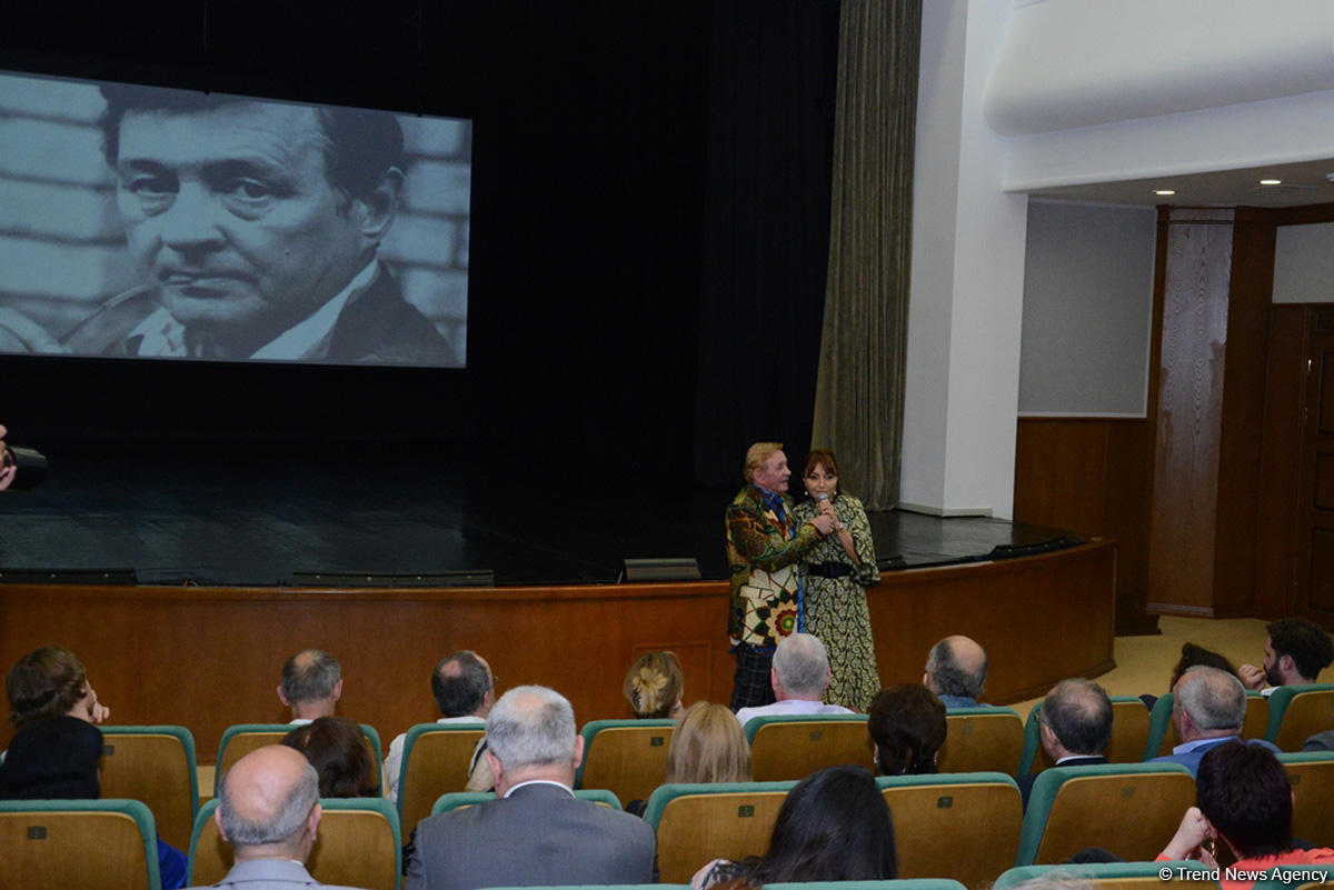 "ÜNS" Yaradıcılıq Səhnəsi tanınmış teatr rejissoru Roman Viktyukun qeyri-adi yaradıcılıq gecəsini keçirib (FOTO)