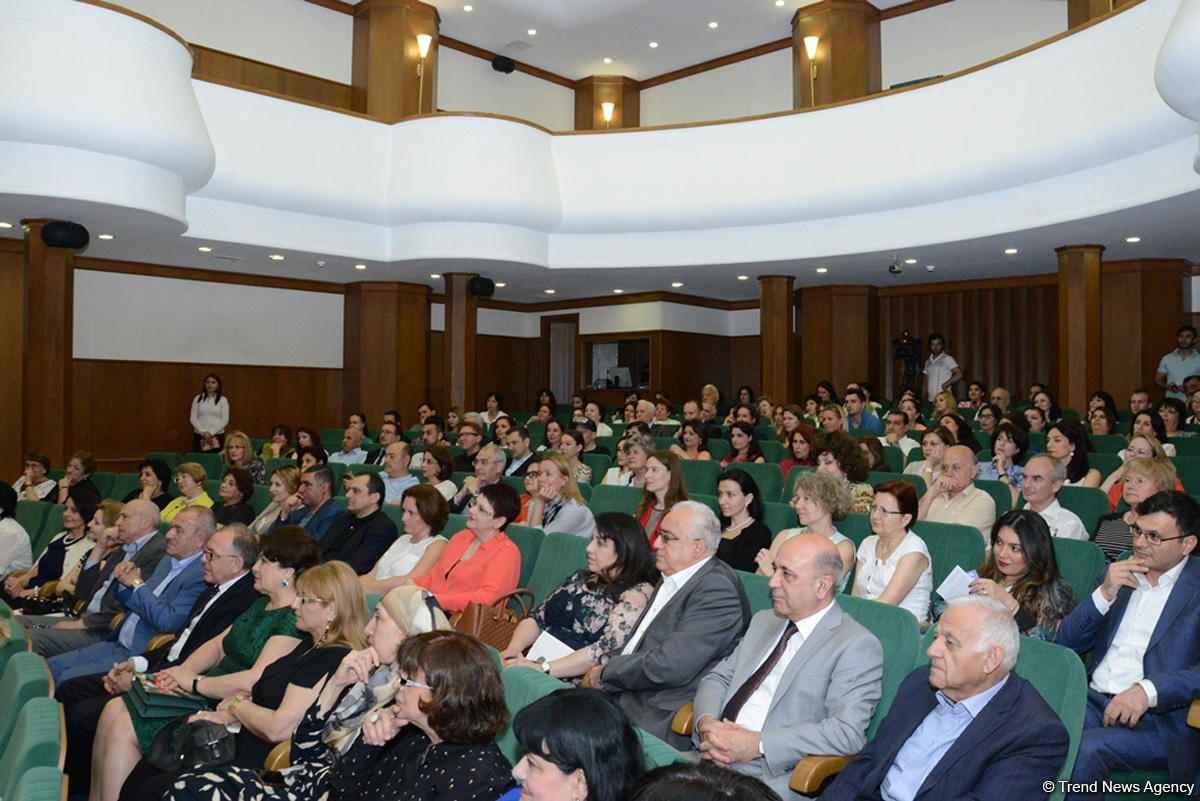 "ÜNS" Yaradıcılıq Səhnəsi tanınmış teatr rejissoru Roman Viktyukun qeyri-adi yaradıcılıq gecəsini keçirib (FOTO)