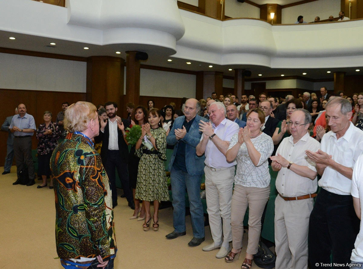 "ÜNS" Yaradıcılıq Səhnəsi tanınmış teatr rejissoru Roman Viktyukun qeyri-adi yaradıcılıq gecəsini keçirib (FOTO)